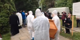 O familie a vrut să-și dezgroape ruda decedată de COVID-19 pentru a o putea îmbrăca și a-i face slujbă